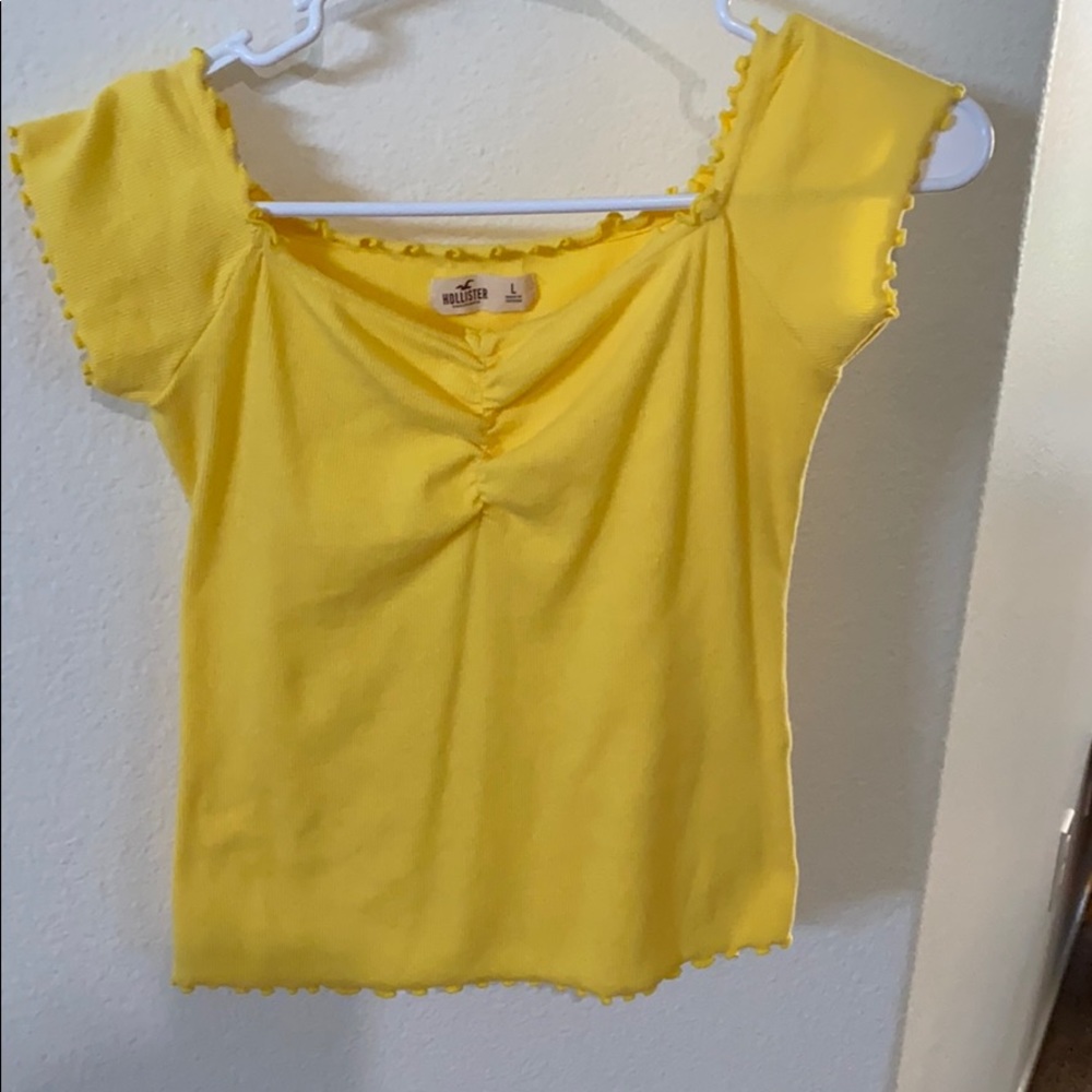 Tank top. Yellow. Short sleeve.